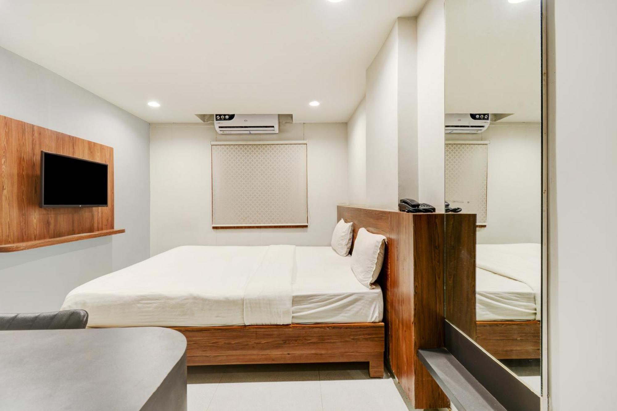 Hotel Desert Inn Tharad Экстерьер фото