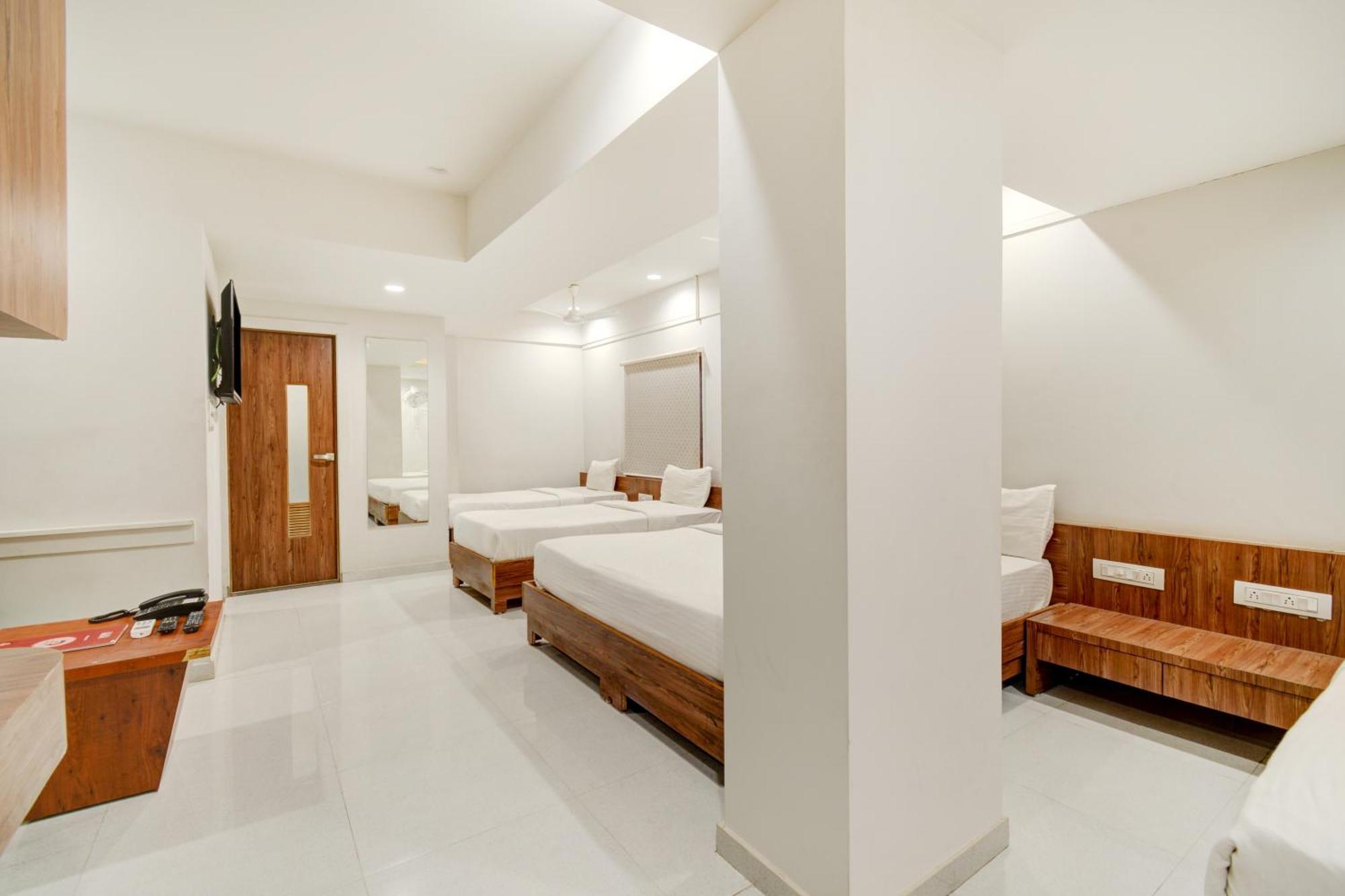 Hotel Desert Inn Tharad Экстерьер фото
