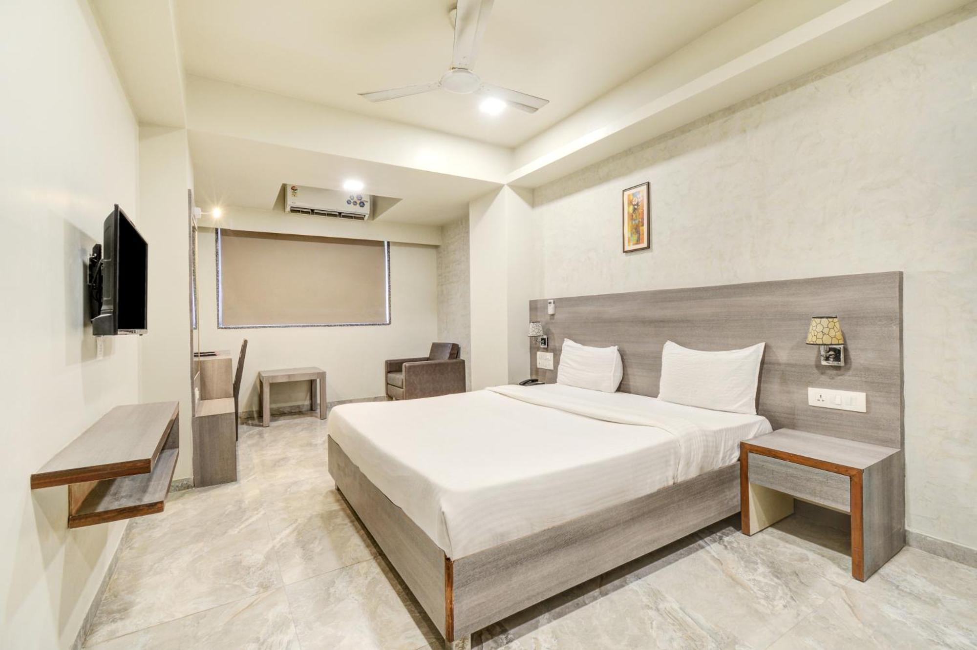 Hotel Desert Inn Tharad Экстерьер фото