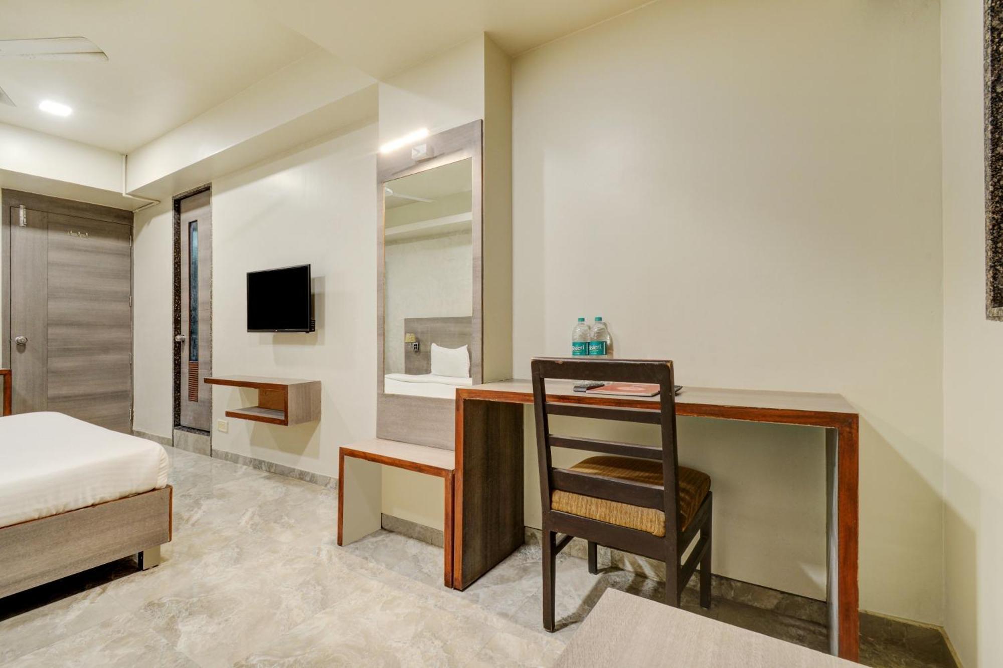Hotel Desert Inn Tharad Экстерьер фото