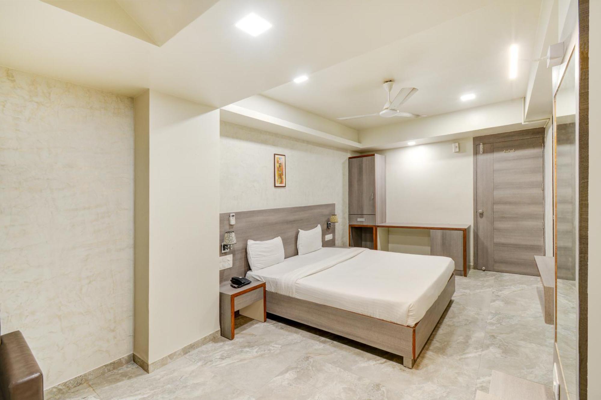 Hotel Desert Inn Tharad Экстерьер фото