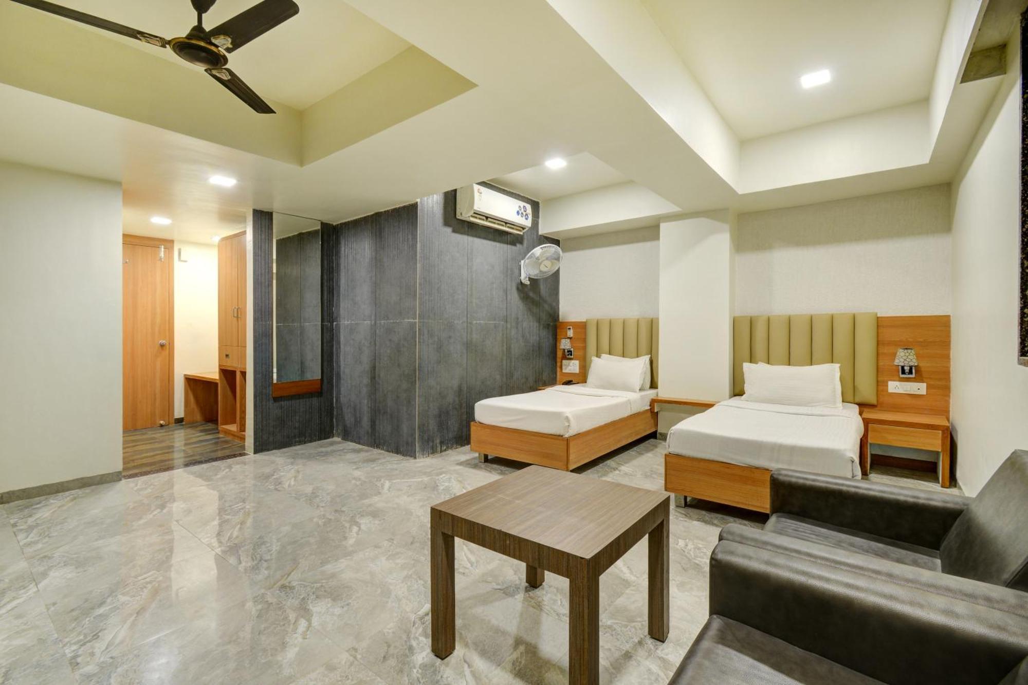 Hotel Desert Inn Tharad Экстерьер фото
