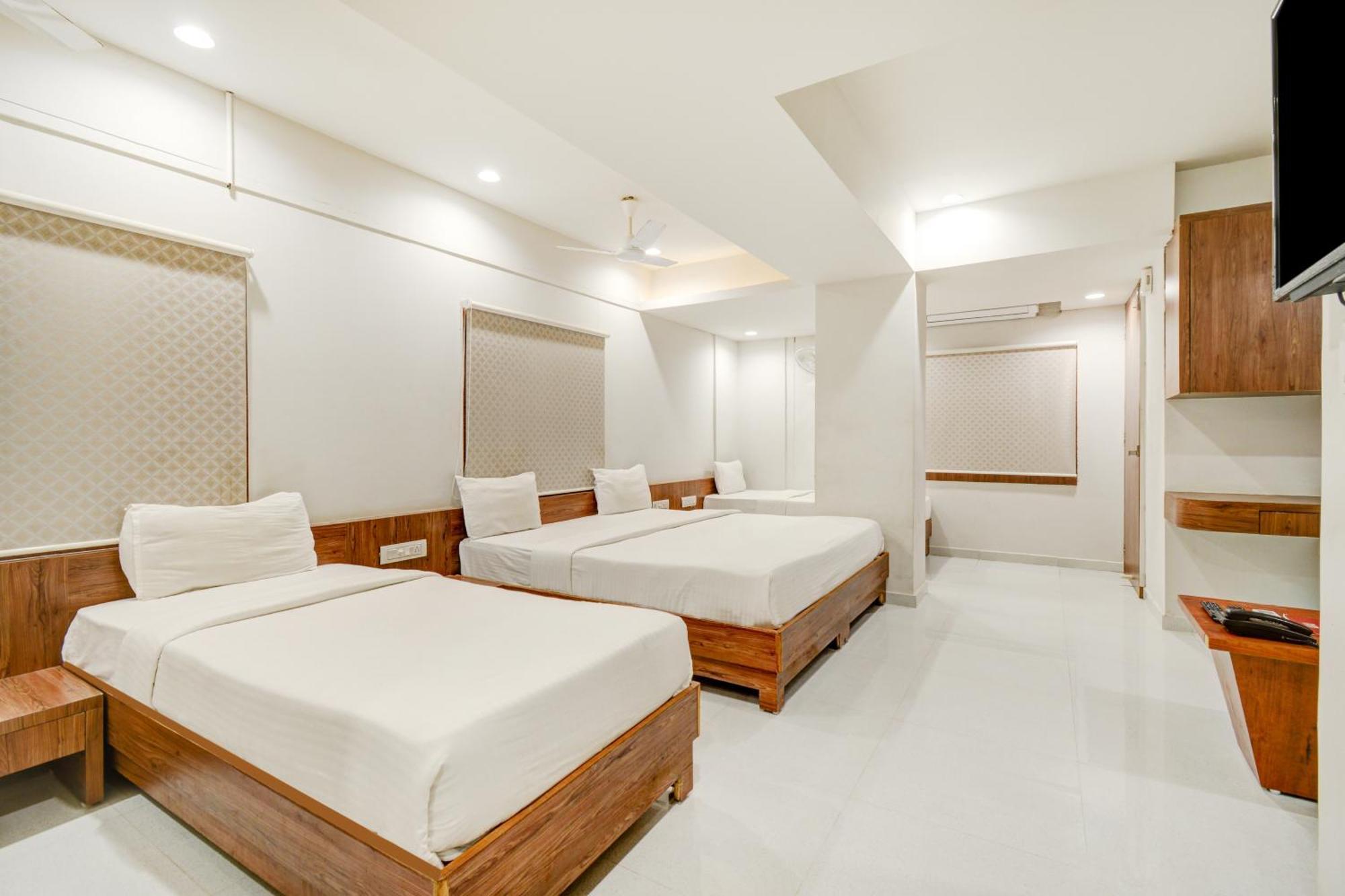 Hotel Desert Inn Tharad Экстерьер фото