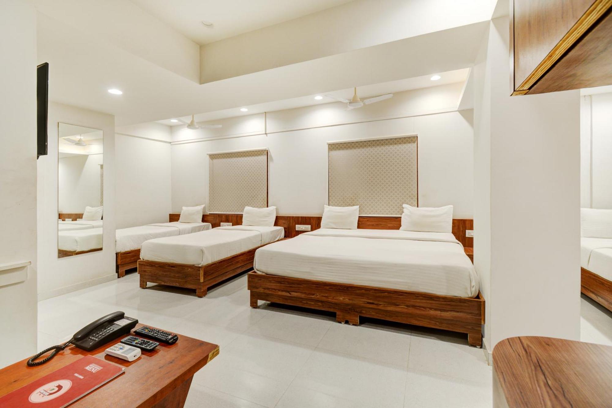 Hotel Desert Inn Tharad Экстерьер фото