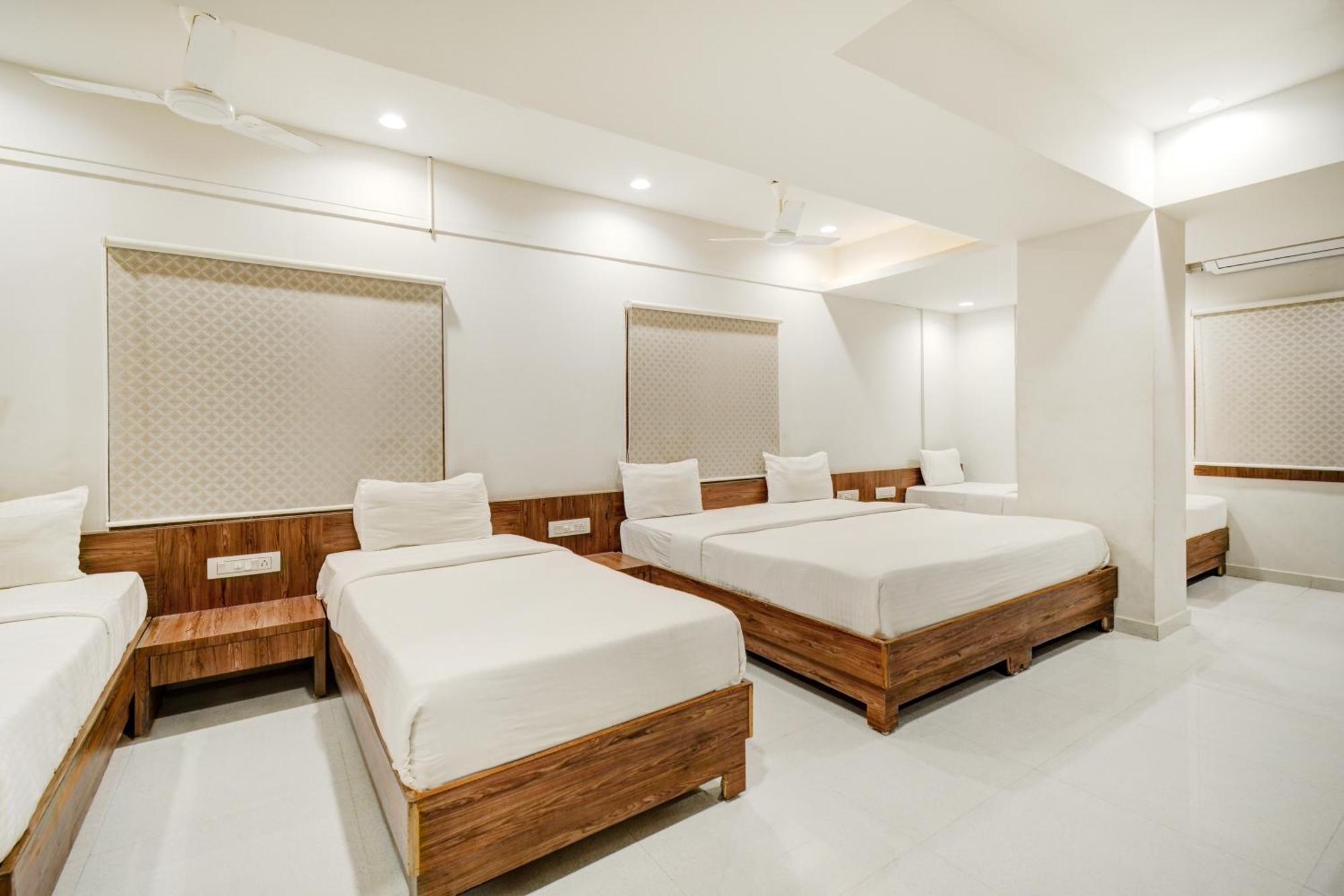Hotel Desert Inn Tharad Экстерьер фото