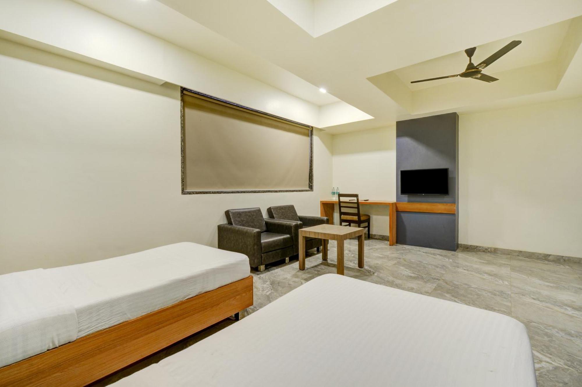 Hotel Desert Inn Tharad Экстерьер фото