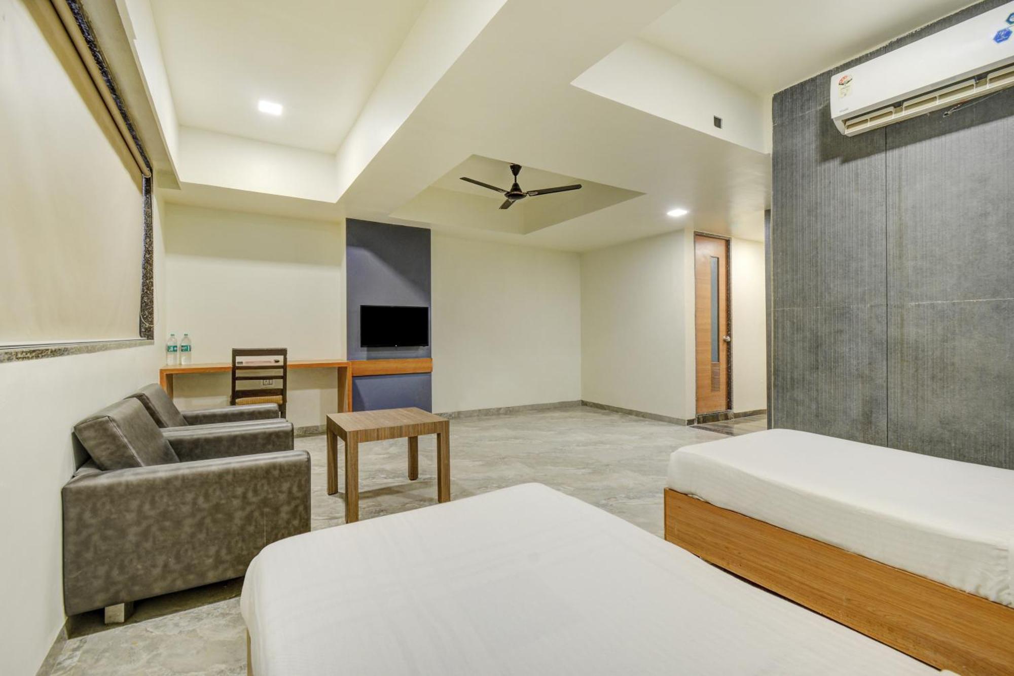 Hotel Desert Inn Tharad Экстерьер фото