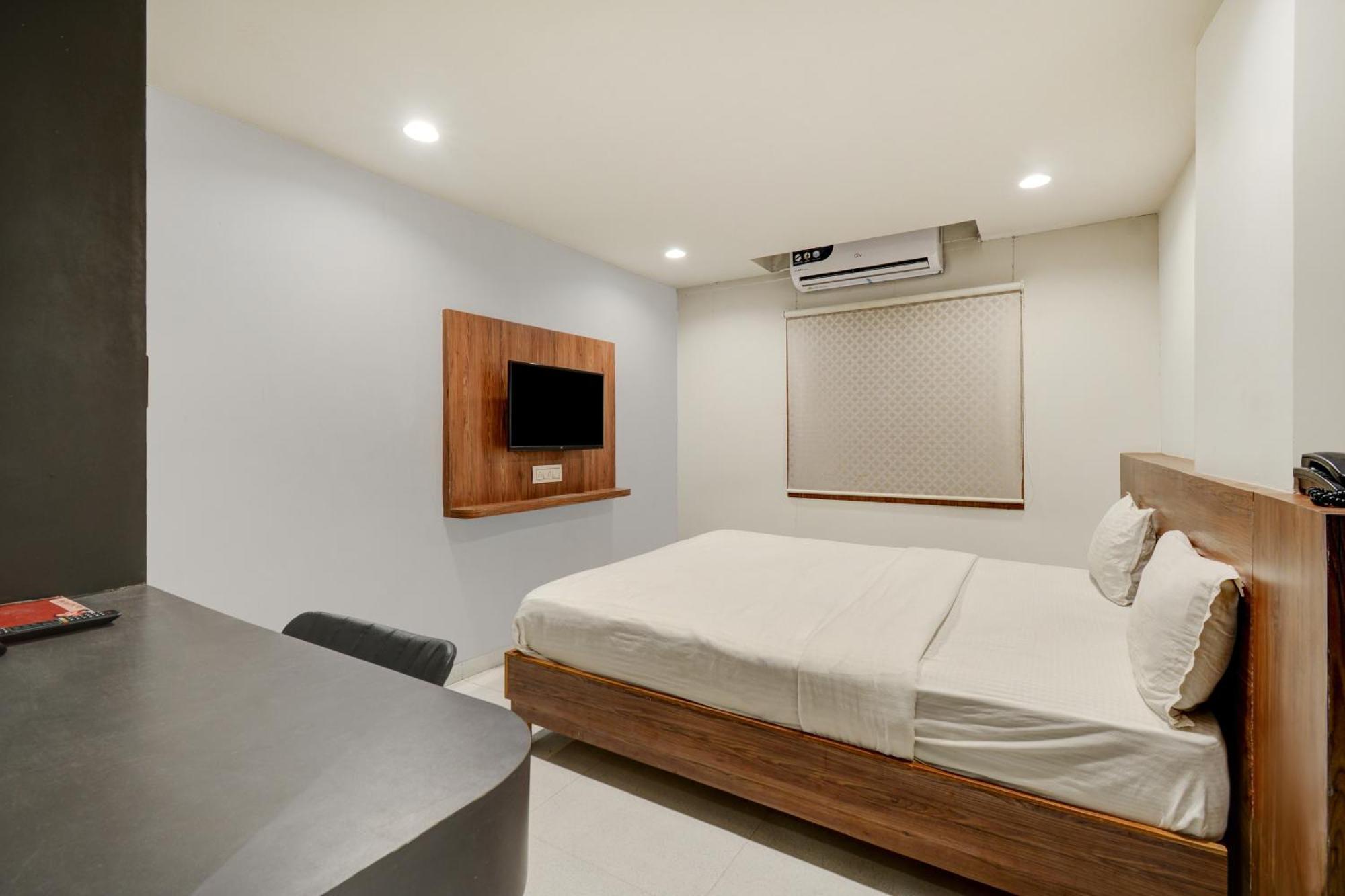Hotel Desert Inn Tharad Экстерьер фото