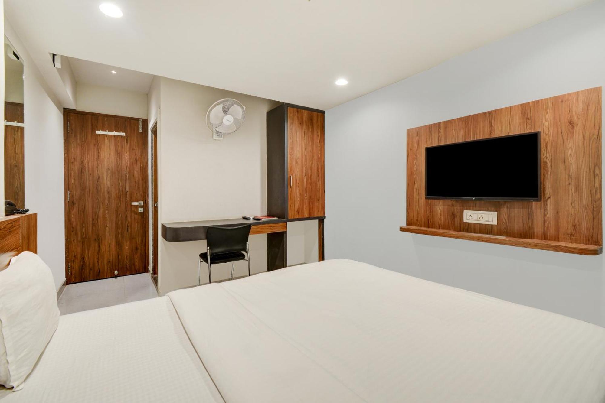 Hotel Desert Inn Tharad Экстерьер фото